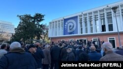 Mbështetësit e Sali Berishës duke protestuar para zyrës së PD-së në Tiranë, 27 dhjetor 2023