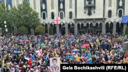 "აგენტების კანონის" საწინააღმდეგო აქცია პარლამენტის შენობასთან