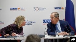 სერგეი ლავროვი და მარია ზახაროვა ეუთოს მინისტერიალის შემდეგ გამართულ პრესკონფერენციაზე. 1 დეკემბერი, 2023 წელი