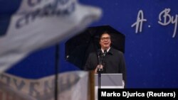 Predsednik Srbije Aleksandar Vučić obraća se svojim pristalicama tokom mitinga ispred zgrade Skupštine u Beogradu, Srbija, 26. maja 2023. 