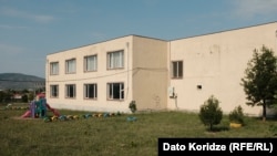 დევნილთა დასახლებას აქვს მხოლოდ ერთი ორსართულიანი საჯარო სკოლა, სადაც 1200-მდე ბავშვი სწავლობს.