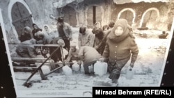 Civili nose vode u blizini Starog mosta u Mostaru, 1993.