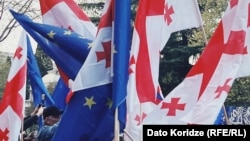 საქართველოს და ევროკავშირის დროშები საპროტესტო აქციაზე, თბილისი, 15 აპრილი, 2024