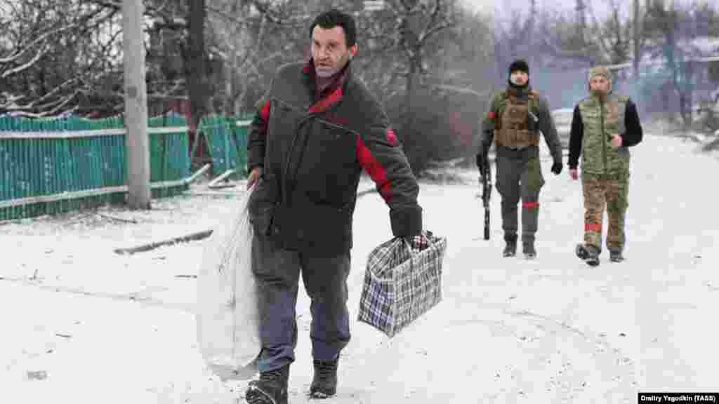 Stanovnik u predgrađu Avdijevke pred ruskim trupama 19. februara. Dok su se ruske snage približavale Avdijevki u februaru, veliki broj preostalih stanovnika je pobjegao. Nejasno je koliko ih je ostalo. 