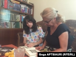 7 აგვისტოს გადარჩენილი დედა-შვილი, ქეთი და მაგული ერგნეთში, აღდგენილ სალში, 2023 წლის აგვისტო