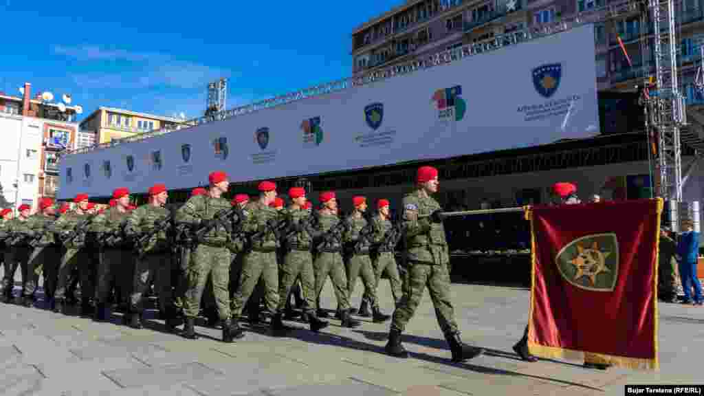 Defile kosovskih snaga, prolazi pored lože sa predstavnici vlasti Kosova i diplomatskog kora, u Prištini 17. februara 2023. 
