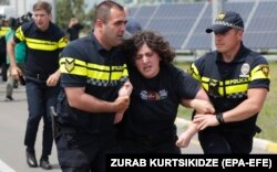 აეროპორტთან აქციაზე დააკავეს აქტივისტი, "დროას" წევრი შუშანა მაცაბერიძე. 19 მაისი, 2023 წელი