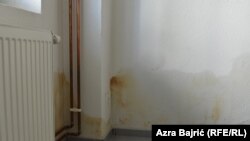 Trag koji je ostao na zidu kuće nakon što se rijeka povukla u korito.