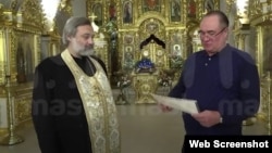 Владимир Данилов (справа) дарит мощи св. Николая настоятелю храма Знамения иконы Божией Матери в Романовом переулке, кадр из удаленного видео телеграм-канала Mash