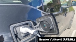 Punjenje električnog automobila, ilustracija