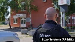 Pripadnik Kosovske policije u Severnoj Mitrovici. (arhivska fotografija)
