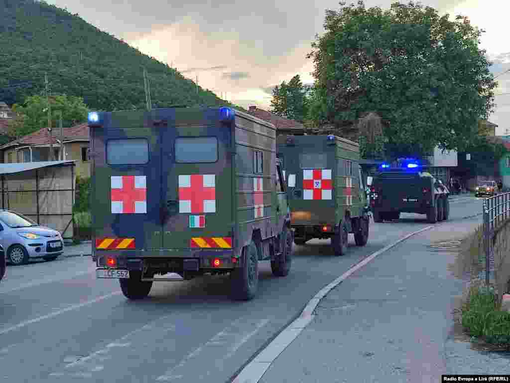 Vozila KFOR-a na ulicama Zvečana uveče 29. maja.