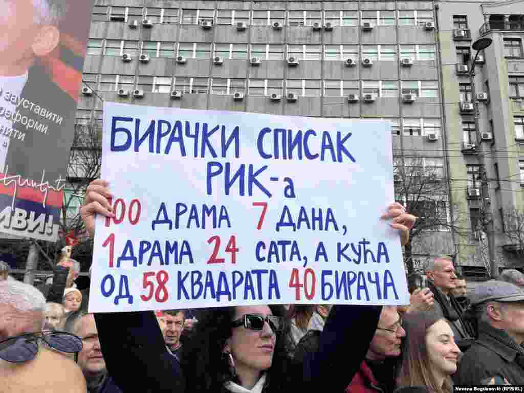 'Birački spisak RIK-a: 100 drama 7 dana, 1 drama 24 sata, a kuća od 58 kvadrata 40 birača' - piše na jednom od protestnih plakata. Beograd, 30. decembar 2023.