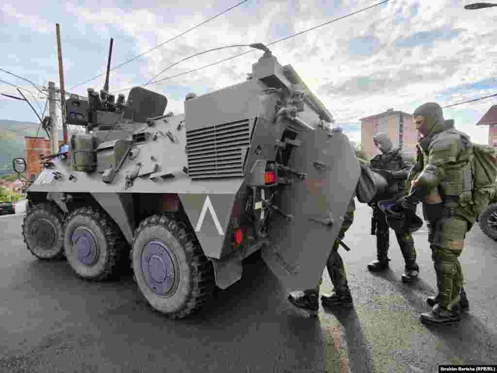 Pripadnik KFOR-a na ulicama Zubinog Potoka.