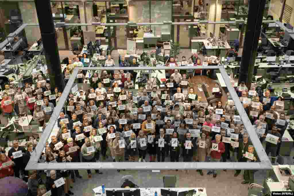 რადიო თავისუფლების თანამშრომლები პრაღის ოფისში მოითხოვენ რუსული ციხიდან გაათავისუფლონ თავიანთი კოლეგა ალსუ კურმაშევა. 2023 წელი. ამჟამად, დაარსებიდან სამოცდათხუთმეტი წლის შემდეგ, რადიო თავისუფლება ებრძვის თეთრი სახლის მცდელობებს, დახუროს ორგანიზაცია.