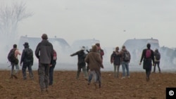 Стычка активистов с полицией, одна из самых впечатляющих сцен в фильме "Прямое действие"