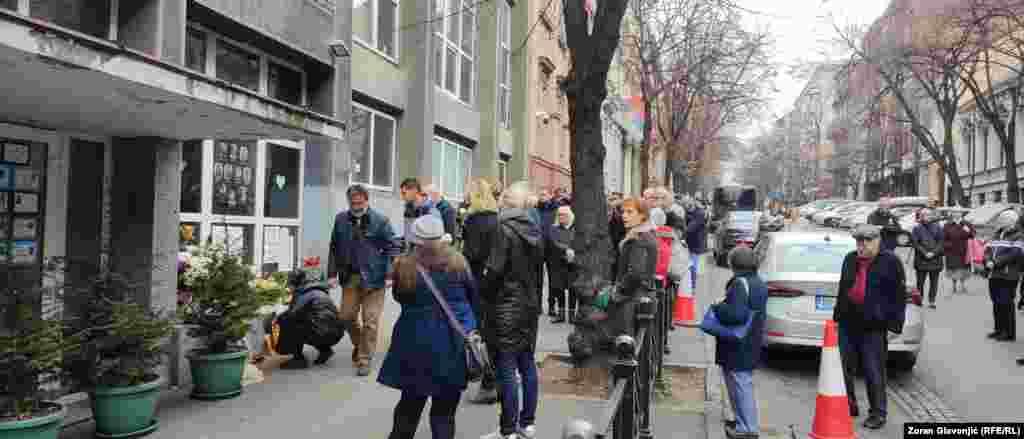Građani su palili sveće i ostavljali cveće ispred osnovne škole "Vladislav Ribnikar" u Beogradu gde je 3. maja 13-godišnji učenik ubio devet vršnjaka i školskog čuvara, a ranio šest đaka i nastavnicu. 