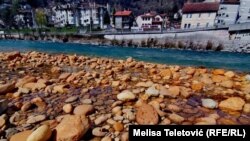 U centru Konjica kamen je poprimio boju hrđe zbog otpadnih voda koje se ulijevaju u Neretvu iz industrijske zone.