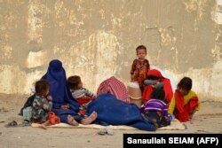 პაკისტანიდან დაბრუნებული ავღანელი ლტოლვილები ავღანეთ-პაკისტანის საზღვართან ახლოს, ყანდაარის პროვინციის სფინ ბოლდაკის რაიონში, 6 ნოემბერი, 2023 წელი