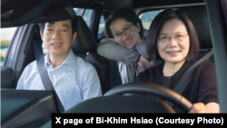 „დემოკრატიის გზის გასაგრძელებლად“ - ამ წარწერით გამოაქვეყნა 2 იანვარს ეს ფოტო ვიცე-პრეზიდენტობის კანდიდატმა, ჰსიაო ბი-ქიმმა. პრეზიდენტი ცაი (მარჯვნივ), პრეზიდენტობის კანდიდატი ლაი (მარცხინვ) და მისი ვიცე-პრეზიდენტობის კანდიდატი, ჰსიაო ბი-ქიმი.