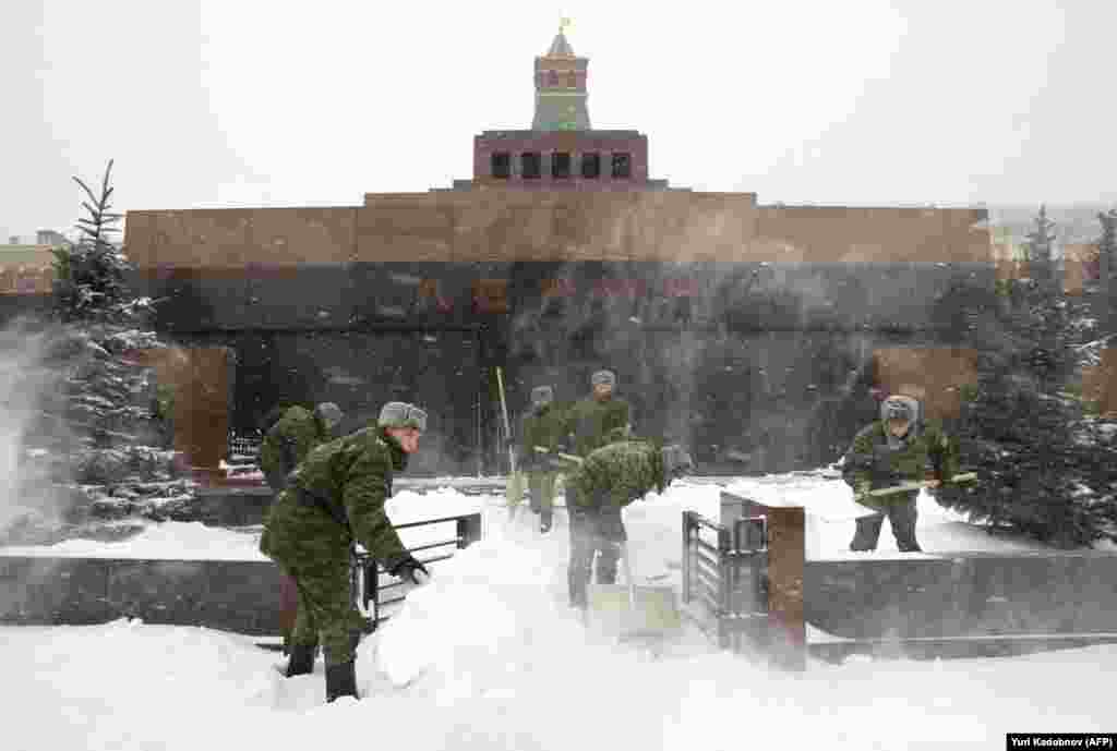 Prema podacima istraživanja iz 2017. godine, 63 posto ispitanika je za pokop Lenjina, dok 31 posto smatra da bi njegovo tijelo trebalo ostati u mauzoleju. Ruski predsjednik Vladimir Putin, pak, smatra da tijelo treba ostati tamo gdje jeste, "barem dok imamo jako mnogo onih koji svoje živote povezuju s ovim", rekao je.