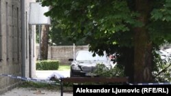 Cetinje, mjesto eksplozije, 20. jun 2024. Pored automobila se vidi prekriveno tijelo nastradalog.