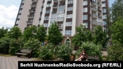 Novo drveće okružuje potpuno obnovljenu stambenu zgradu, maj 2023.