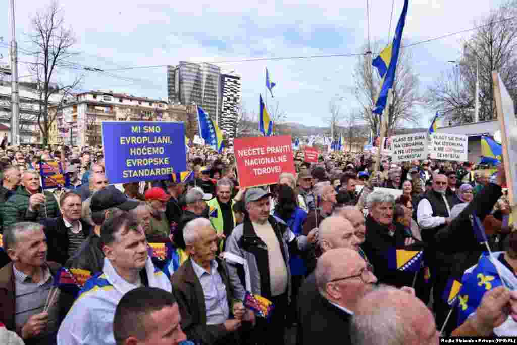 Poruke protiv "nacionalnih torova" i za evropske standarde.