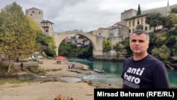 Eldin Palata pored Starog mosta u Mostaru.