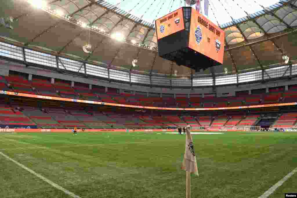 BC Place, ვანკუვერი, კანადა BC Place-ს 2015 წელს ქალთა მსოფლიო ჩემპიონატის ფინალის მასპინძლობის პატივი ერგო. მაშინ აშშ-ს ნაკრებმა იაპონიის დამარცხება შეძლო ანგარიშით 5:2. უნდა ითქვას, რომ მოედანზე ხელოვნური საფარი იყო დაგებული, რის გამოც მაშინ ფეხბურთელებმა ფიფას უჩივლეს კიდეც. 2026 წლისთვის ზედაპირის ბუნებრივი ბალახით შეცვლაა დაგეგმილი.