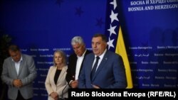 Potezi entiteta RS da protivustavno preuzme kontrolu nad državnom imovinom i prijetnje predsjednika Republike Srpske Milorada Dodika da će RS odvojiti od BiH povećali su tenzije. Na fotografiji Dodik i lideri HDZ-a i SDP-a, 24. juli 2023.