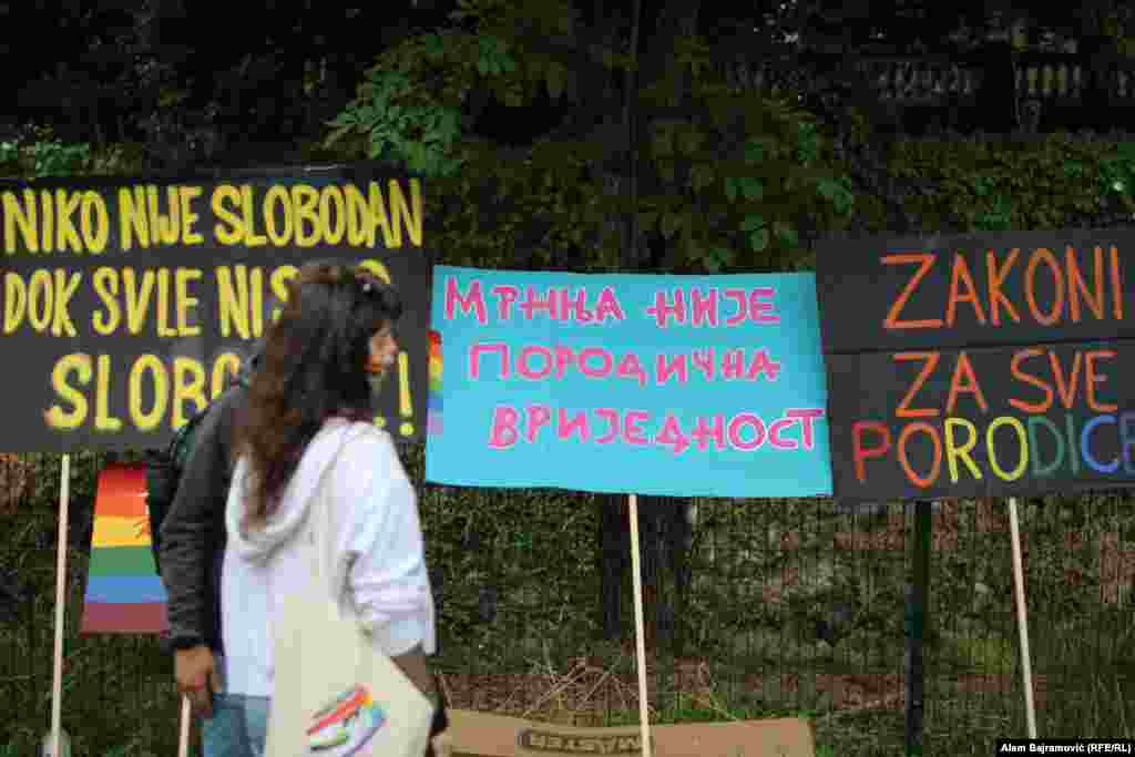 "Mržnja nije porodična vrijednost" - poručuje jedan od transparenata. 