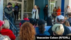 Deputata Marina Tauber și susținătorii săi, în fața Judecătoriei Buiucani, 14 mai 2024.