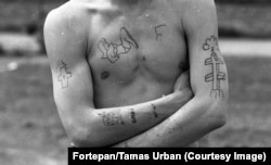 Tetovirani zatvorenik u centru Asod 1975.