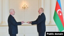 აშშ-ის საელჩო აზერბაიჯანის ხელისუფლებას აკრიტიკებს. ფოტოზე: აშშ-ის ელჩი აზერბაიჯანში, მარკ ლიბი (მარცხნივ) და პრეზიდენტი ილჰამ ალიევი