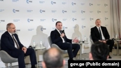 ნიკოლ ფაშინიანი ილჰამ ალიევსა და ირაკლი ღარიბაშვილთან ერთად. 2023 წლის 18 თებერვალი