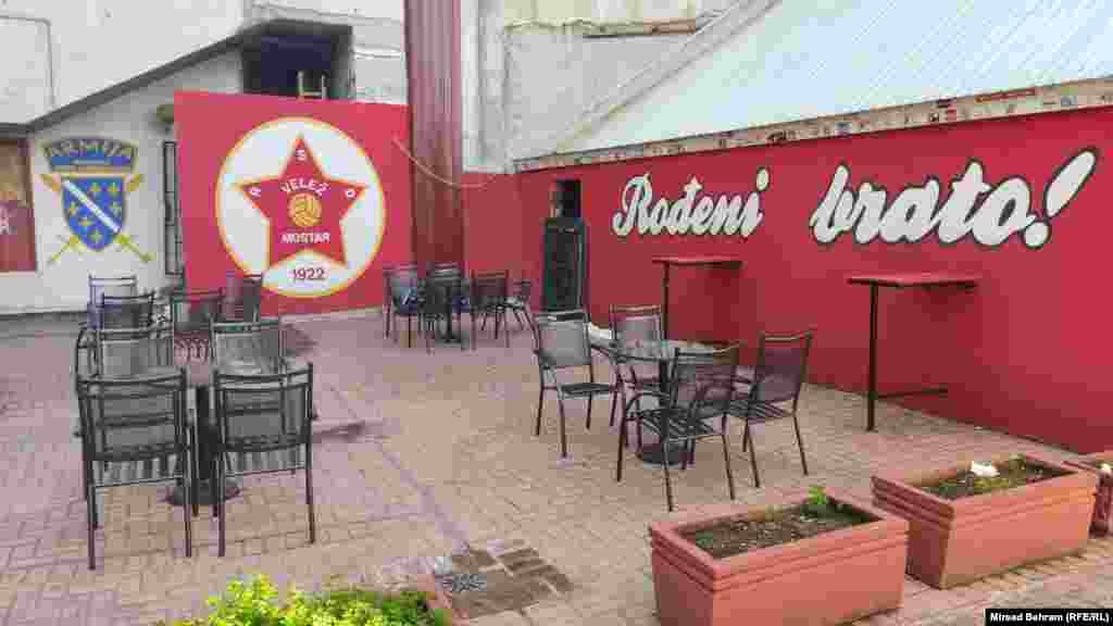 Grafit i mural navijača Veleža u Fejićevoj ulici, u istočnom dijelu grada. Pored njega je na zidu nacrtan i grb Armije Republike Bosne i Hercegovine iz rata 1992.-1995. godina. 