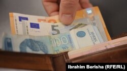 Novčanice od 100 srpskih dinara i novčanice evra. Ilustrativna fotografija.