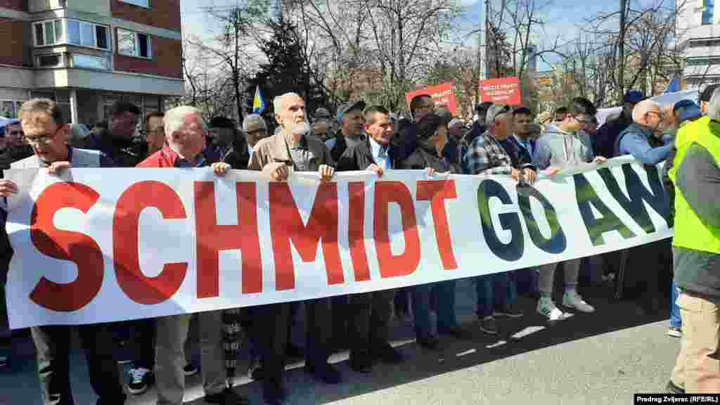 "Schmid, odlazi", piše na transparentu.