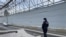 Полицейский патрулирует забор вокруг Охтинского мыса