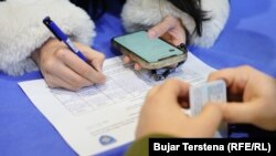 Građanin Severne Mitrovice potpisuje peticiju za početak procesa smene albanskih gradonačelnika u opštinama na severu Kosova, 17. januara 2024. godine.