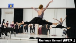 Pripreme baletskih plesača Kosovske baletske trupe za naredne nastupe