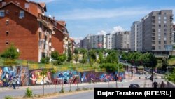 Ulica B ukrašena grafitima.