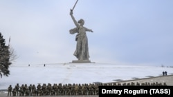 Добровольцы отряда "Сталинград" на Мамаевом кургане перед отправкой на войну против Украины. 2023 год