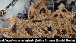 Kamuflažne, zaštitne mreže koje pletu volonterke u Crnoj Gori u ukrajinskom centru Dobro djelo u Podgorici