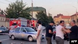 Vatrogasci i policajci na ulicama Mahačkale nakon napada, Dagestan, Rusija, 23. juna 2024.