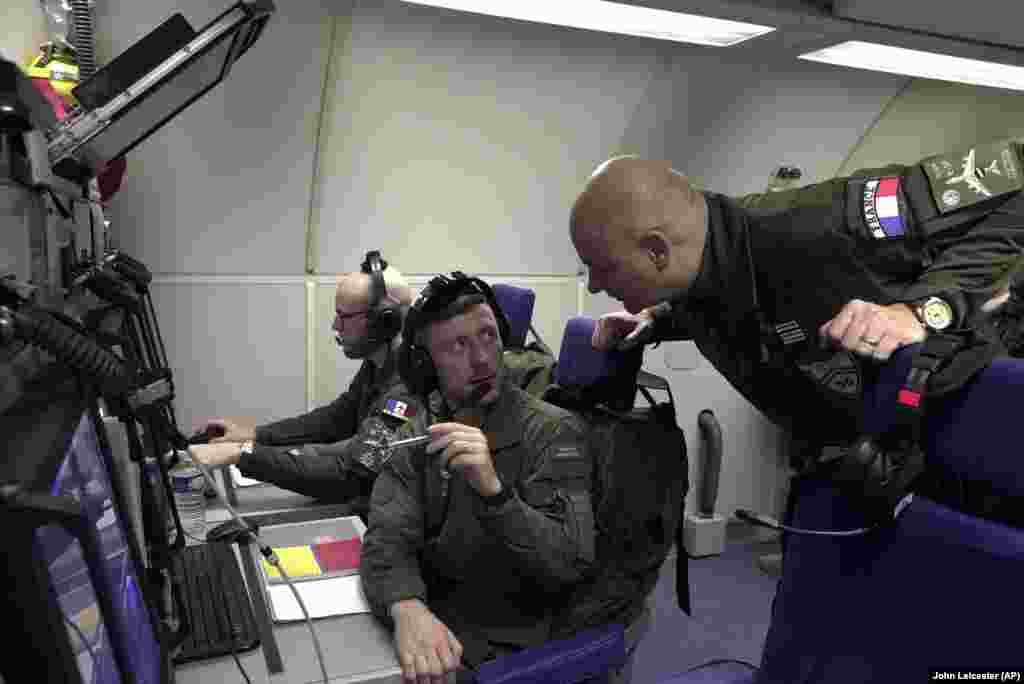 Komandant, potpukovnik po imenu Richard, razgovara sa članom posade tokom misije. &quot;Krajnji cilj je, naravno, bez sukoba i odvraćanja&quot;, rekao je komandant koji nije otkrio svoje prezime iz sigurnosnih razloga. &quot;Možemo otkriti avione, možemo otkriti UAV-ove, možemo otkriti projektile i možemo otkriti brodove. To je sigurno tačno u Ukrajini, posebno kada smo na granici&quot;, dodao je.