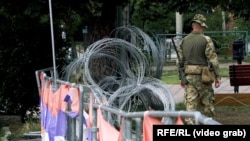 Pripadnik KFOR-a ispred zgrade opštine u Leposaviću, 8. avgusta 2023.