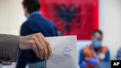 Një burrë hedh votën e tij gjatë zgjedhjeve parlamentare në kryeqytetin Tiranë, Shqipëri, prill 2021.