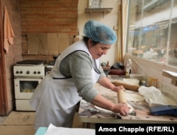 Žena iz Abovjana, koja je izbjegla iz svog doma u Stepanakertu u septembru 2023., valja tijesto za tanki hljeb. Na i oko glavne tržnice Abovjan, najmanje na tri odvojena mjesta izbjeglice iz Nagorno-Karabaha prodaju tradicionalno jelo.